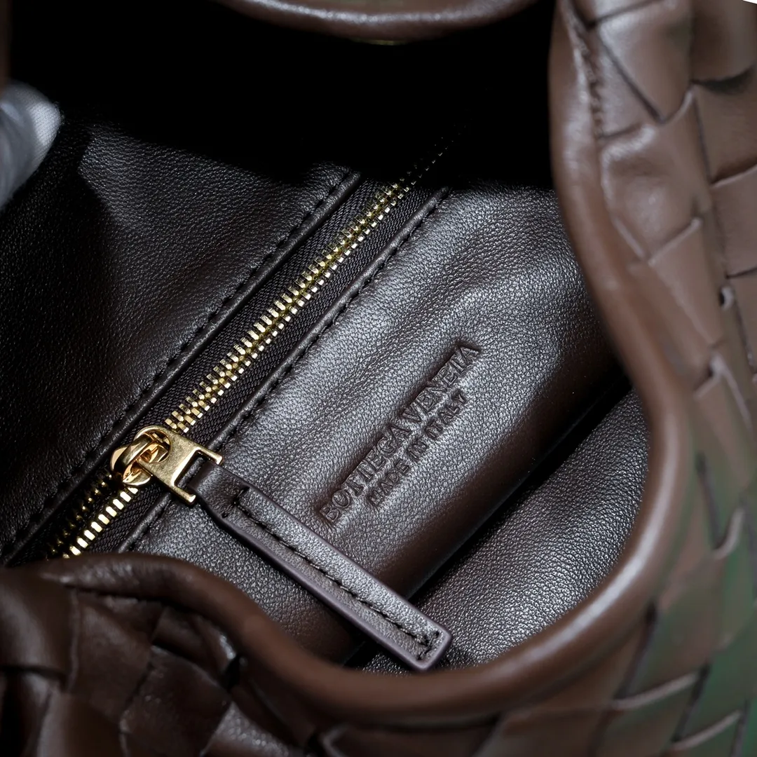 Batch 1860 #Bv new small HOP bag, the bag body and handles are made of a whole piece of woven leather. The bag body is soft and lazy. Hop symbolizes the praise of innovation and eternal craftsmanship [love]. The pyramid silhouette combines practicality and fashion. It is modern and casual. The double-sided closure design of the bag mouth is more convenient and safe! The cowhide texture also makes the bag more wear-resistant and durable. A must-have for fashionable ladies who like minimalism yet comfortable and casual! Size: 41x20.5x7.5, Model: 3966#
